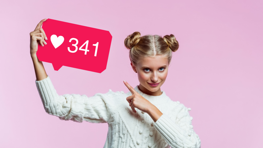 Une jeune femme blonde, avec deux chignons, portant un pull blanc, tient une icône de like Instagram avec 341 mentions j'aime sur un fond rose, illustrant l'importance de l'engagement sur les réseaux sociaux.