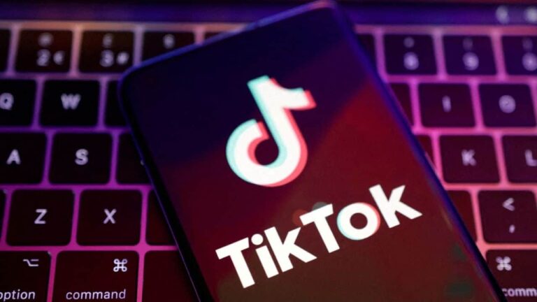 Logo de l'application Tiktok avec en fond un clavier d'ordinateur