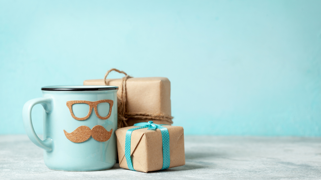 Une tasse bleue avec une moustache et des cadeaux emballés