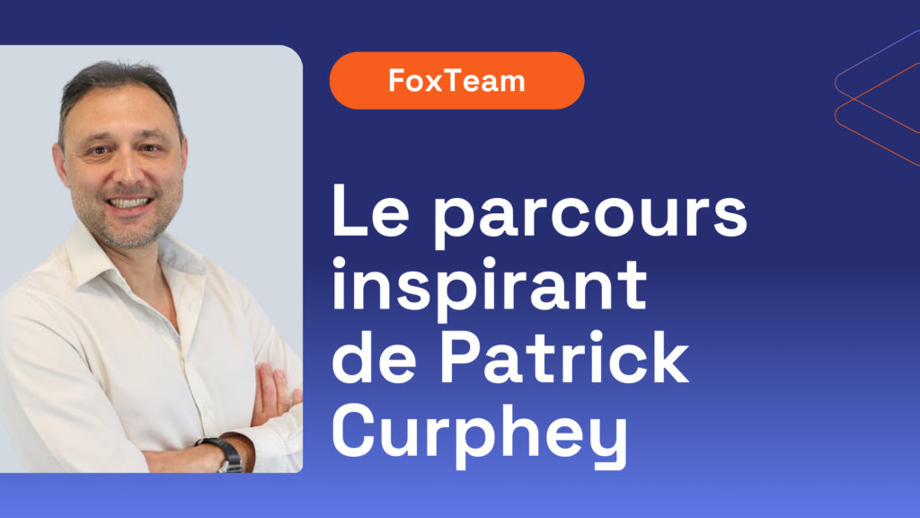 Portrait de Patrick Curphey, développeur web chez Steerfox. À droite de l’image, un texte blanc qui indique : ‘Le parcours inspirant de Patrick Curphey’. Des éléments graphiques fins en orange décorent le coin supérieur droit.